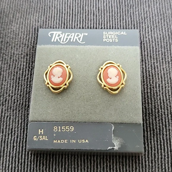 Trifari Cameo brooch and earring set - Picture 7 of 10